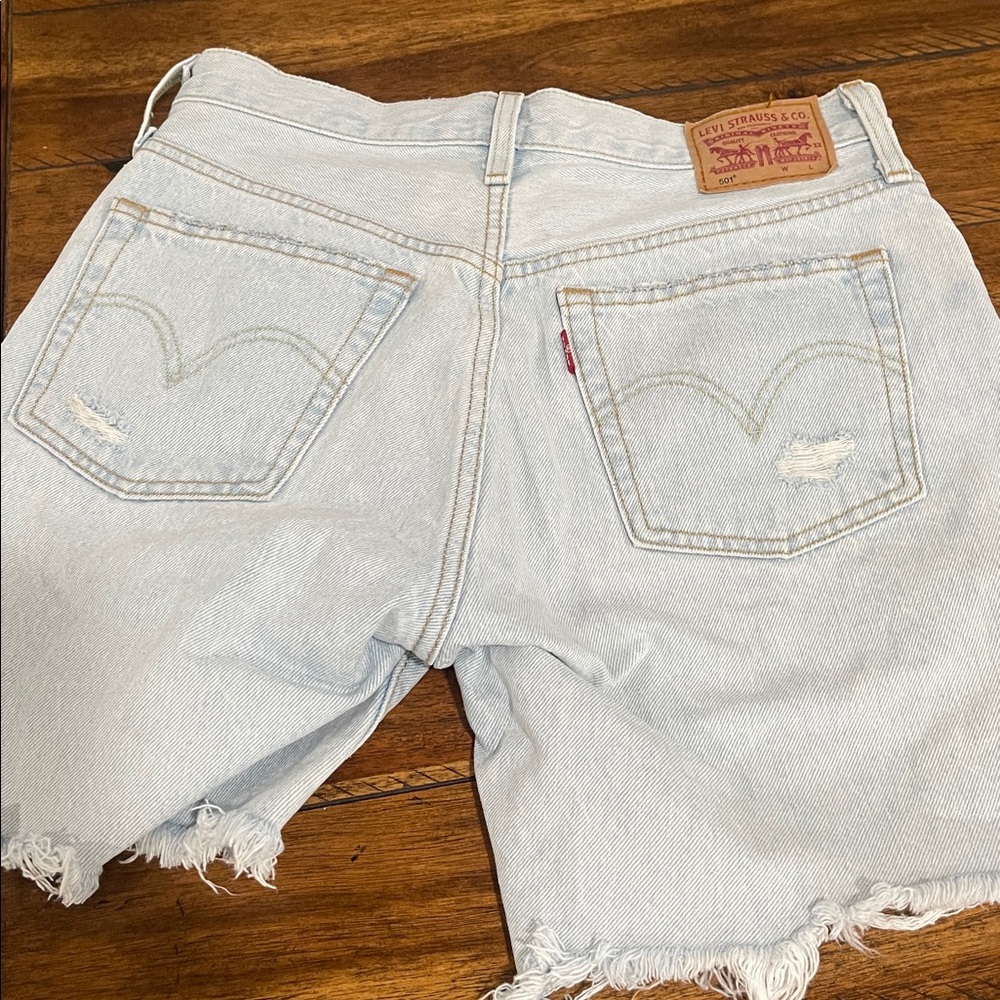 Levi’s 501 Mid Thigh Cutoff Denim Jean Shorts light wash blue button fly sz 27 - Picture 6 of 13